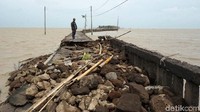 Jalan tersebut memiliki lebar sekitar 1,5 meter. Jarak permukiman warga ke makam yang dikenal dengan makam terapung itu sekitar 1,5 km.