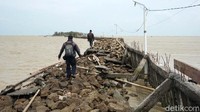 Jalan menuju makam yang berupa bangunan beton kini tampak hancur.