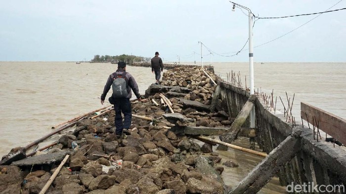 Akses ke Makam Syekh Mudzakir Demak Putus Diterjang Gelombang Akses menuju makam Syekh Mudzakir di Demak, Jawa Tengah, terputus karena diterjang gelombang pada Minggu (6/12). Begini potretnya.