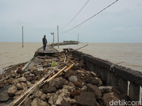 Akses menuju makam Syekh Mudzakir di Demak terputus gegara terjangan ombak, Selasa (8/12/2020).