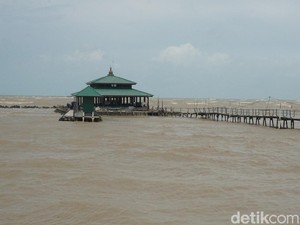 Diterjang Ombak, Akses ke Makam Syekh Mudzakir Demak Terputus