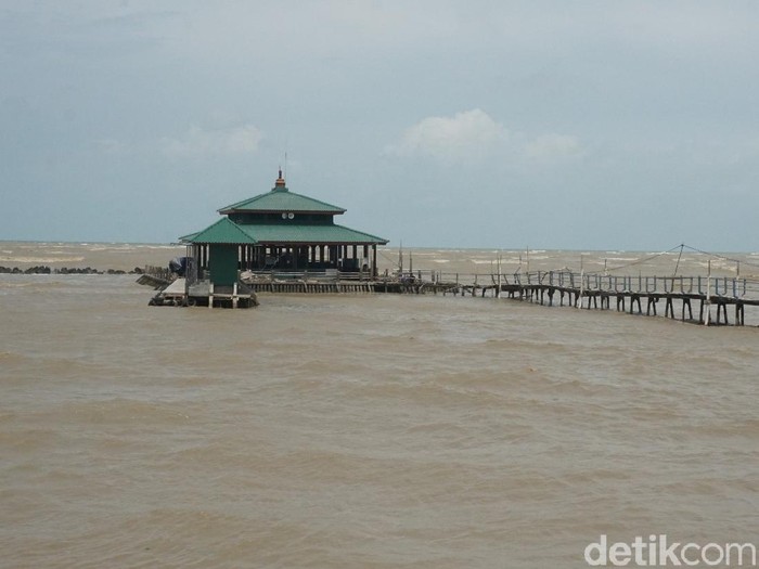Akses menuju makam Syekh Mudzakir di Demak terputus gegara terjangan ombak, Selasa (8/12/2020).