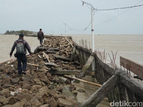 Akses menuju makam Syekh Mudzakir di Demak terputus gegara terjangan ombak, Selasa (8/12/2020).