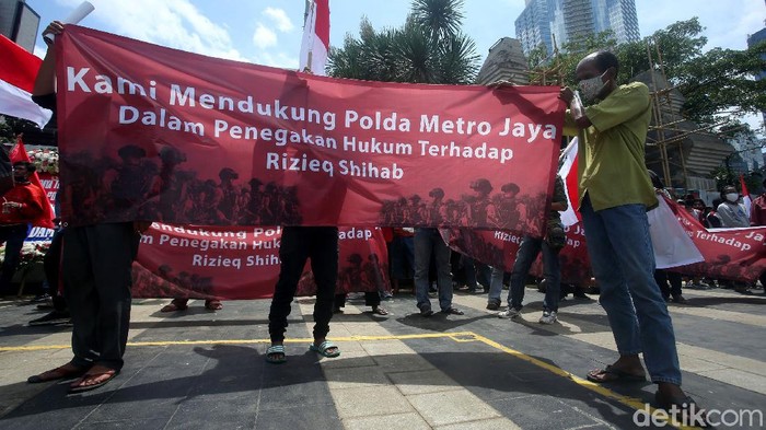 Massa menggelar aksi di depan Polda Metro Jaya, Jakarta. Dalam aksi itu mereka mendukung polisi untuk menangkap Habib Rizieq.