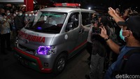 Mobil pertama sudah meninggalkan RS Polri pukul 20.28 WIB.