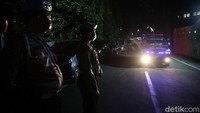 Saat meninggalkan RS, terlihat dua mobil polisi melakukan pengawalan. Satu mobil polisi posisinya di depan mobil ambulans, satu lagi mengiringi dari belakang.