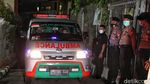 Ambulans Jemput Jenazah Laskar FPI di RS Polri