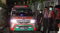 Ambulans dari FPI ini akan membawa jenazah ke Petamburan, Jakarta Pusat.
