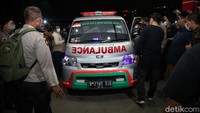 Mobil ambulans FPI kembali tiba di RS Polri, Jakarta Timur. Kedatangan ambulans ini silih berganti menjemput jenazah pengikut Habib Rizieq Shihab.
