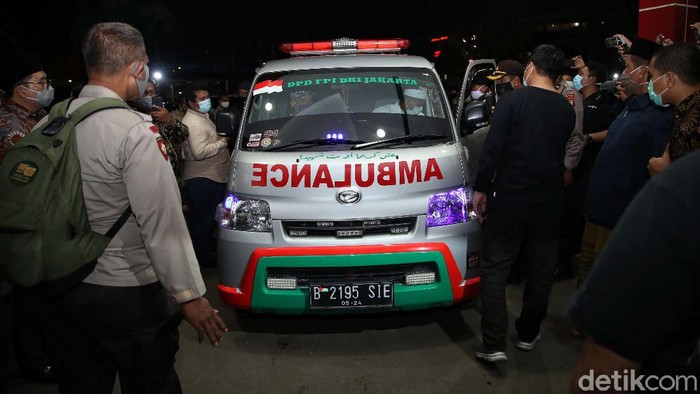 Ambulans Jemput Jenazah Laskar FPI di RS Polri Mobil ambulans FPI tiba di RS Polri, Jakarta Timur. Kedatangan ambulans ini silih berganti menjemput jenazah pengikut Habib Rizieq Shihab.
