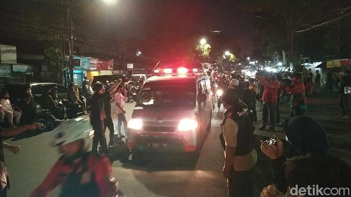 Ambulans pembawa jenazah pengikut HRS tiba di Petamburan.