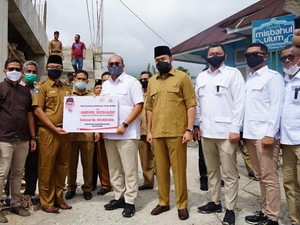 Ke Padang Panjang, Andre Rosiade Salurkan Bantuan untuk Masjid