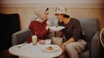 Ini Pose Cuek tapi Keren Arya Saloka saat Ngopi