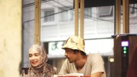 Di kehidupan nyata, Arya Saloka merupakan seorang suami dan ayah. Melihat foto-foto di Instagramnya, ia termasuk pria yang romantis dengan istri dan anaknya. Foto: Instagram @arya.saloka