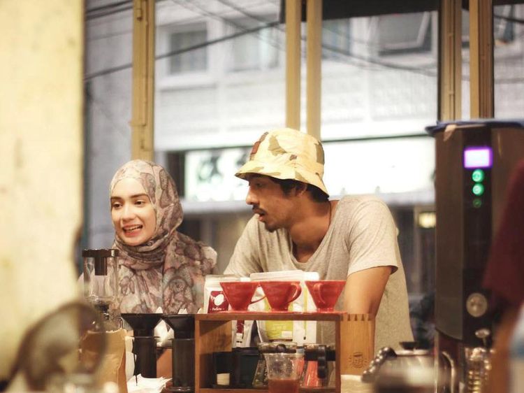 Keseruan Putri Anne dan Arya Saloka Ngopi Bareng di Kafe