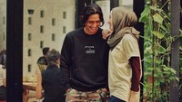Arya sering mengajak istrinya untuk makan bersama, mulai di restoran hingga di kafe. Seperti yang terlihat pada foto ini. Bahkan Arya selalu sempatkan untuk berfoto berdua istri. Foto: Instagram @arya.saloka