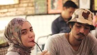 Nah, kalau yang satu ini adalah momen kebersamaan Arya Saloka dengan sang istri Putri Anne saat ngopi bareng di sebuah kafe. Foto: Instagram @arya.saloka