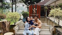Tak hanya berdua, Arya Saloka dan Putri Anne juga kerap mengajak sang buah hati ketika makan di restoran. Ini salah satu bukti ketika mereka mampir ke restoran Clubhuis di Taman Safari. Foto: Instagram @arya.saloka
