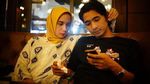 Ini Pose Cuek tapi Keren Arya Saloka saat Ngopi