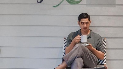 Ini Pose Cuek tapi Keren Arya Saloka saat Ngopi