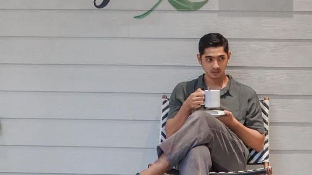 Pose Cuek tapi Tampan Arya Saloka saat Ngopi Ini Curi Perhatian