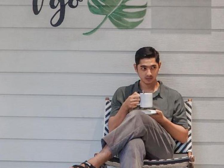 Ini Pose Cuek tapi Keren Arya Saloka saat Ngopi