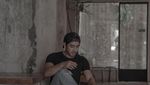 Ini Pose Cuek tapi Keren Arya Saloka saat Ngopi