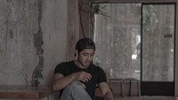Nah, ini gaya Arya Saloka saat nongkrong di kafe. Meski sudah menjadi anak satu ayah, tetapi gayanya terlihat masih seperti anak muda.  Foto: Instagram @arya.saloka