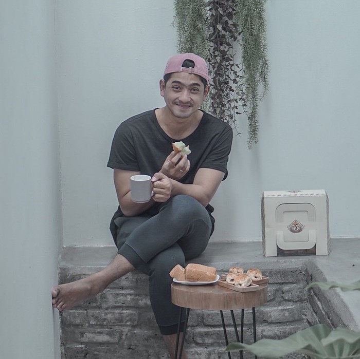 Pose Cuek tapi Tampan Arya Saloka saat Ngopi Ini Curi Perhatian