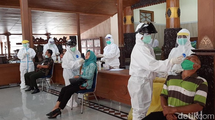 ASN di Pemkab Cilacap menjalani tes swab massal, Selasa (8/12/2020).