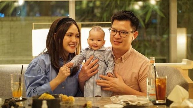 Bayi perempuan pasangan Shandy Aulia dengan David Herbowo yang dilahirkan pada 12 Februari 2020 sempat mendapatkan ejekan dari netizen. Beberapa netizen menyebut bahwa bayi perempuan yang diberi nama Claire Herbowo itu terlalu kurus dan terlihat seperti kurang gizi. Merasa kesal, Shandy pun pernah membalas komentar tersebut dengan mengatakan bahwa mulut dan otak sang penghina lah yang kurang gizi. Foto: Instagram/@shandyaulia