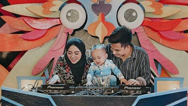Anak pertama Rachel Vennya dan Niko Al Hakim yang diberi nama Xabiru Oshe Al Hakim juga pernah dihujat oleh netizen. Bayi laki-laki yang saat itu belum genap berusia satu tahun itu disebut memiliki mata juling. Mendengar hal itu, Rachel pun sempat naik pitem dan mengucapkan sumpah serapah kepada orang yang menghina anaknya. Foto: Instagram/@rachelvennya
