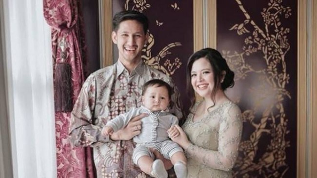 Tasya Kamila dan Randi Bachtiar dikaruniai anak pertama mereka pada Mei 2019 yang diberi nama Arrasya Wardhana Bachtiar. Walaupun banyak netizen yang memuji sang anak karena dianggap lucu dan menggemaskan, namun beberapa diantaranya juga ada yang mengejek hidung Arrasya yang dianggap pesek dan keningnya yang lebar. Namun Tasya tidak ambil pusing dengan komentar tersebut. Baginya yang terpenting sang anak tetap sehat. Foto: Instagram/@tasyakamila