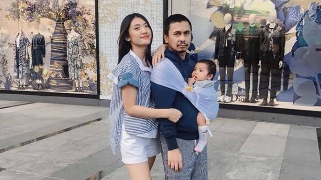 Pasangan Raditya Dika dan Annisa Aziza dikaruniai anak pertama berjenis kelamin perempuan yang diberi nama Alinea Ava Nasution. Namun beberapa netizen menyebut anak Raditya Dika itu memiliki wajah yang jelek. Walaupun mengaku sakit hati, tetapi Annisa tak mau ambil pusing dengan komentar netizen tersebut. Foto: Instagram/@anissaaziza