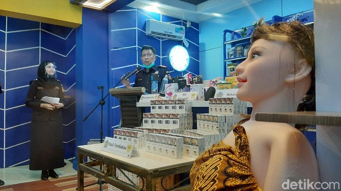 Bea-Cukai Palembang memusnahkan barang ilegal berupa rokok hingga sex toys (Raja Adil/detikcom)