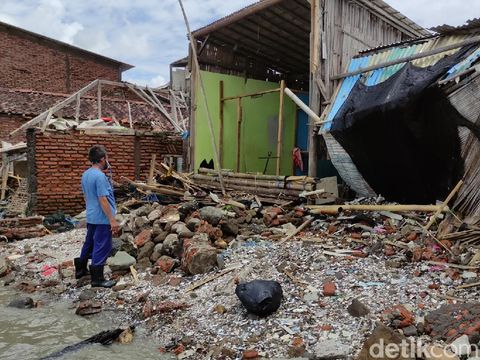 Belasan rumah nelayan Tambak Lorok Semarang rusak dihantam ombak, Selasa (8/12/2020).