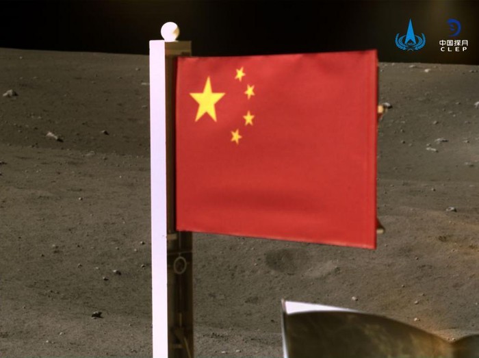 Bendera China di Bulan