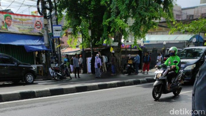 Bendera kuning terpasang di Jalan Petamburan III