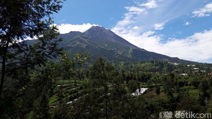 Cuaca cerah di Kecamatan Selo, Boyolali, membuat Gunung Merapi tampak jelas dari kaki sampai puncaknya. Begini keindahan Gunung Merapi yang kini berstatus Siaga.
