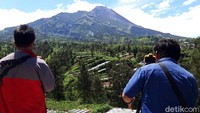 Tidak sedikit pengguna jalan maupun wisatawan terutama muda-mudi berhenti untuk mengabadikan gambar atau berswafoto dengan latar belakang Gunung Merapi.