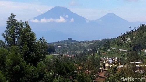 Cuaca cerah di Kecamatan Selo, Boyolali, membuat Gunung Merapi tampak jelas dari kaki sampai puncaknya. Begini keindahan Gunung Merapi yang kini berstatus Siaga.