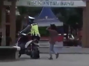 Viral, Bocah Ngamuk Banting Motor saat Disetop Polisi
