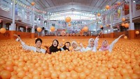Siapa mau berada di kolam mandi bola raksasa? Mulai anak-anak hingga dewasa bisa merasakan sensasi mandi bola di area seluas 560 meter persegi di Centrum Million Balls. (Centrum million balls/instagram)