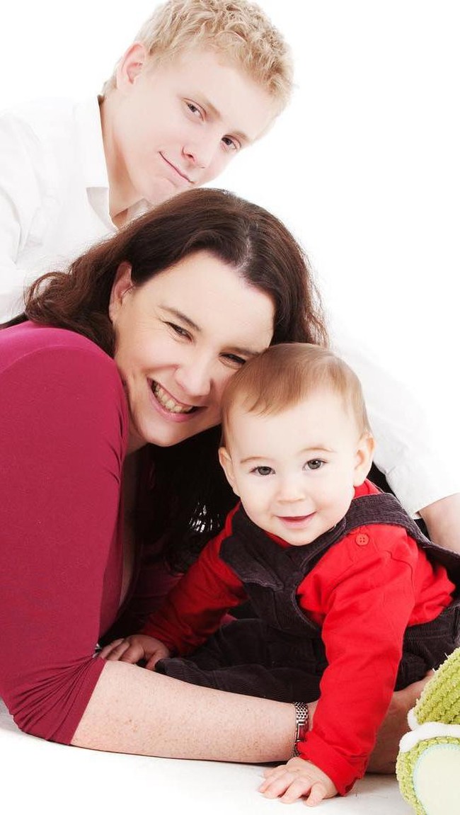 Setelah menikmati kesuksesan, Chloe harus menjalani hidup yang berubah 180 derajat. Tak ada pemasukan karena usahanya tutup, ia kebingungan bagaimana cara menghidupi dua anaknya. Putriku sampai puasa makan siang dan malam karena pikirnya itu bisa menghemat biaya hidup kami, kata Chloe seperti dikutip Mirror, Minggu (6/12/2020). (Foto: Instagram/@chloesavageembroidery)