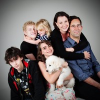 Bebannya semakin bertambah karena harus membayar biaya sewa rumah. Saat ini, tabungan yang tersisa hanya cukup untuk sewa satu bulan lagi. Bantuan pemerintah menjadi harapan terakhir Chloe. Ia mengaku sudah empat kali mengajukannya, tapi selalu ditolak. Kenapa pemerintah menyiksa pemilik usaha kecil? Mereka selalu bilang bahwa usaha kecil adalah tulang punggung negara di masa krisis ini, tapi kami belum pulih sepenuhnya, ungkap Chloe. (Foto: Instagram/@chloesavageembroidery)