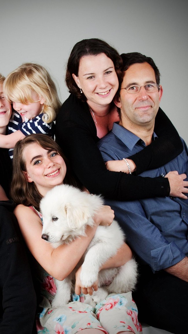 Bebannya semakin bertambah karena harus membayar biaya sewa rumah. Saat ini, tabungan yang tersisa hanya cukup untuk sewa satu bulan lagi. Bantuan pemerintah menjadi harapan terakhir Chloe. Ia mengaku sudah empat kali mengajukannya, tapi selalu ditolak. Kenapa pemerintah menyiksa pemilik usaha kecil? Mereka selalu bilang bahwa usaha kecil adalah tulang punggung negara di masa krisis ini, tapi kami belum pulih sepenuhnya, ungkap Chloe. (Foto: Instagram/@chloesavageembroidery)