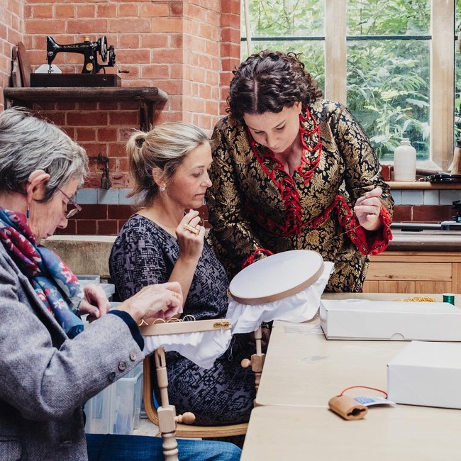 Berdomisili di Bristol, Chloe pernah bekerja untuk museum dan yayasan yang fokus pada pelestarian tekstil kuno.Dari kebutuhan tersebut, hadirlah sebuah usaha yang berkomitmen penuh dalam menciptakan produk kerajinan eksklusif, demikian tertulis di profilnya. Selain menerima pesanan, ia juga aktif mengadakan kursus untuk berbagi ilmu. (Foto: Instagram/@chloesavageembroidery)