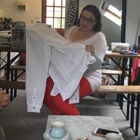 Menurut deskripsi profil di situsnya, Chloe Savage diketahui memulai usahanya pada 2010. Di luar menjahit dan menyulam, keahlian yang ditawarkannya juga mencakup preservasi tekstil-tekstil kuno warisan budaya Inggris agar tak punah dimakan perkembangan zaman. (Foto: Instagram/@chloesavageembroidery)