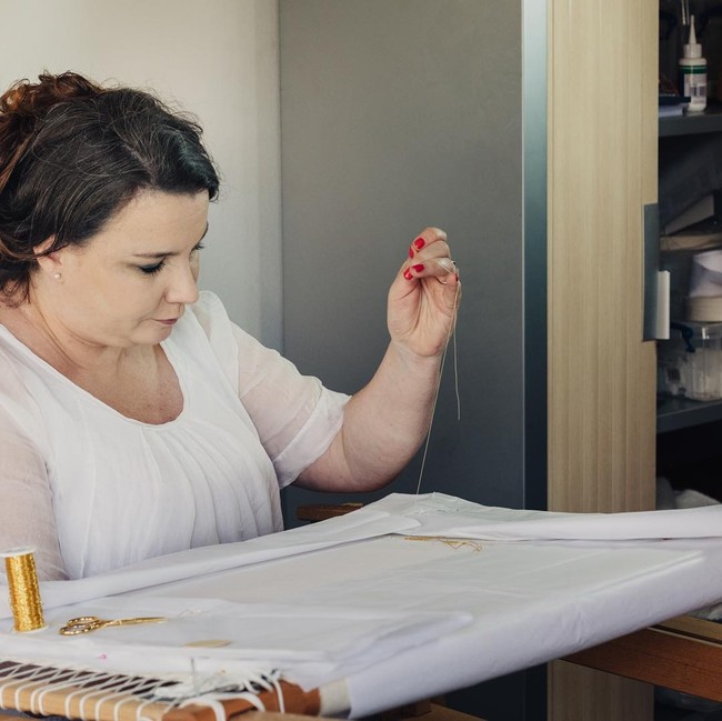 Inilah Chloe Savage, seorang penjahit dan penyulam yang namanya belakangan jadi sorotan media Inggris karena bernasib memprihatinkan sejak usahanya tutup karena pandemi COVID-19. Padahal, perempuan 43 tahun ini pernah mengerjakan gaun pengantin Kate Middleton dan Meghan Markle. (Foto: Instagram/@chloesavageembroidery)