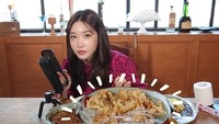 Ditengah kesibukannya menjadi penyanyi solo, Chungha masih menyempatkan waktunya untuk membuat vlog. Ia sering membuat vlog makanan kesukaannya. Foto: Instagram @chungha_official